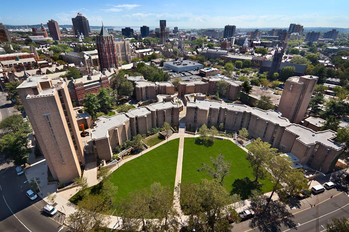 <p>The footprint of the underground addition covers about half of the crescent courtyard. The circulation pattern was retained, but the pathway along the building perimeter was pulled forward to deliver daylight into the addition. <br><small>&copy; Peter Aaron/OTTO</small></p>