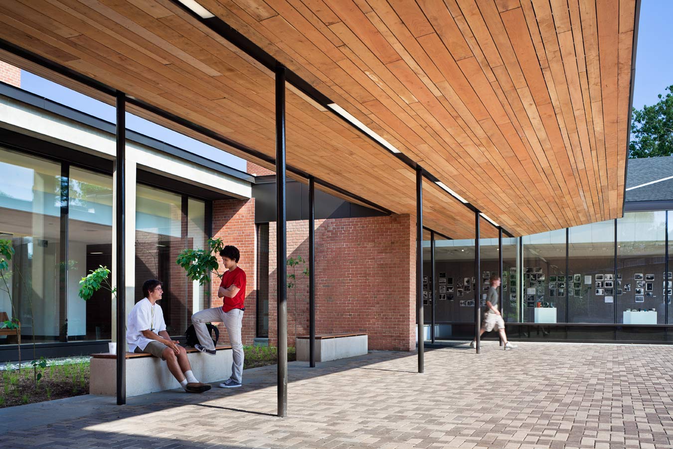 <p>The canopy and benches create a transition space between the life of the renewed plaza and the Meeting House. A narrow, tree-lined garden filters light entering the central lobby and gallery. <br><small>&copy; Michael Moran/OTTO</small></p>