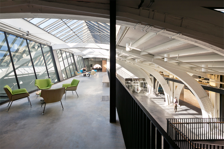 <p>A new steel mezzanine rises within the arches of the original building at the Center for Building Energy Science & Engineering.&nbsp;<br /><br><small>&copy;Michael Moran/OTTO</small></p>