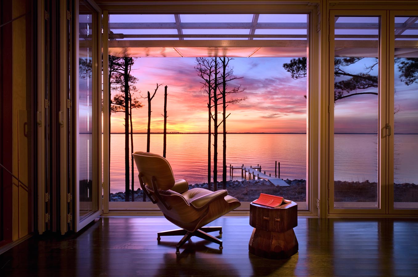 <p>A view from the interior of the house overlooking the Chesapeake Bay at sunset. <br><small>&copy; Peter Aaron/OTTO</small></p>