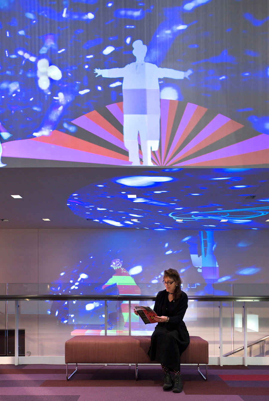 <p>Video art projection on the walls activates the lobby. <br><small>&copy; Peter Aaron/OTTO</small></p>