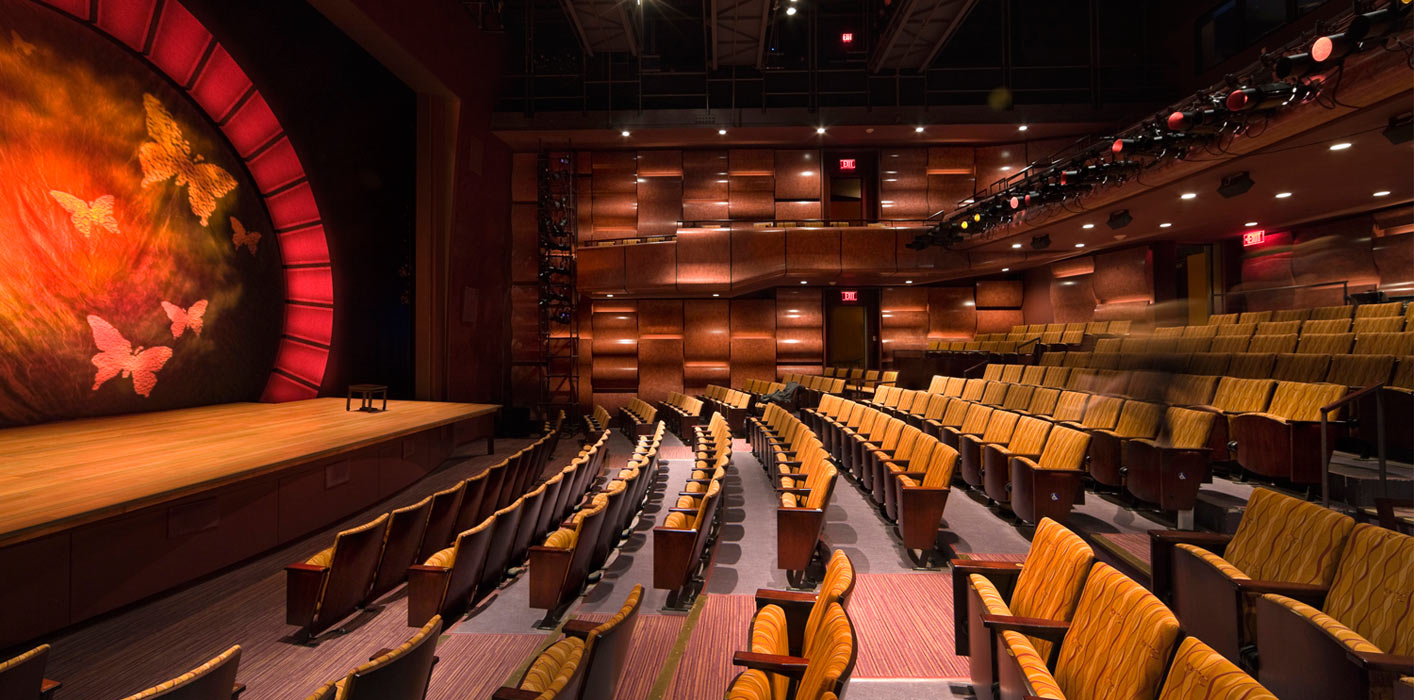 <p>The main stage was designed to have the flexibility and utility of a black box theater while maintaining a traditional proscenium configuration. <br> <small>&copy; Peter Aaron/OTTO</small></p>