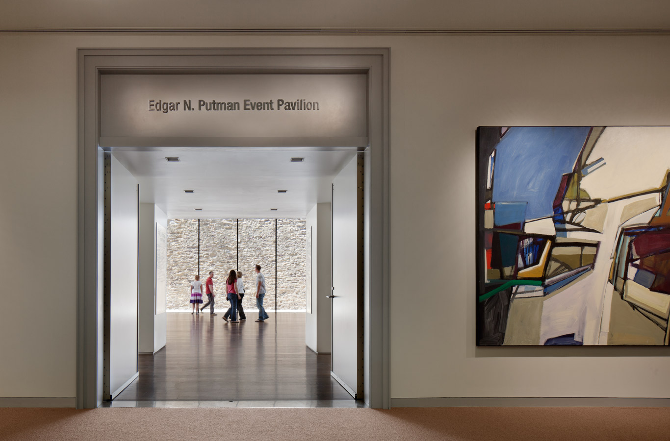 <p>Situated at the back of the museum, the pavilion draws visitors through the corridors and encourages them to experience the art. <br><small>&copy; Michael Moran/OTTO</small></p>