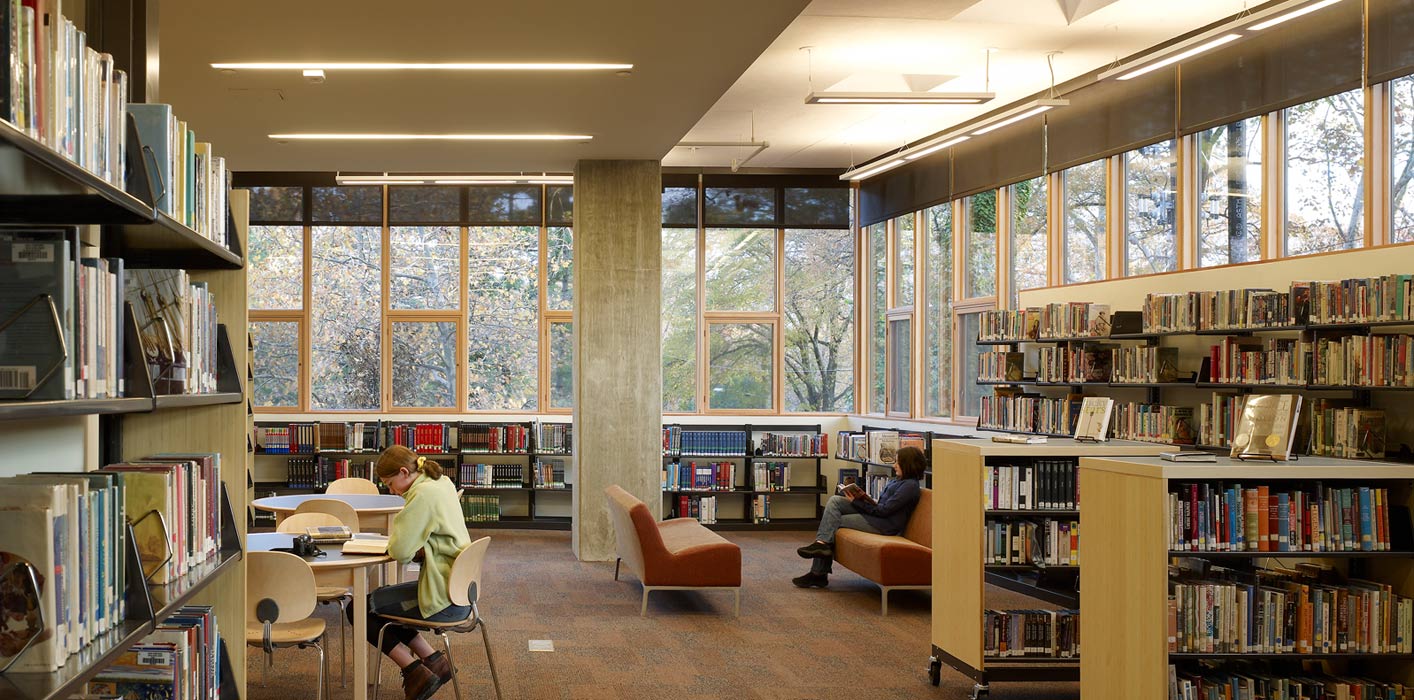 <p>The north-facing library makes use of abundant daylight to create an atmosphere that is open and welcoming for students. <br><small>&copy; Halkin Photography LLC</small></p>