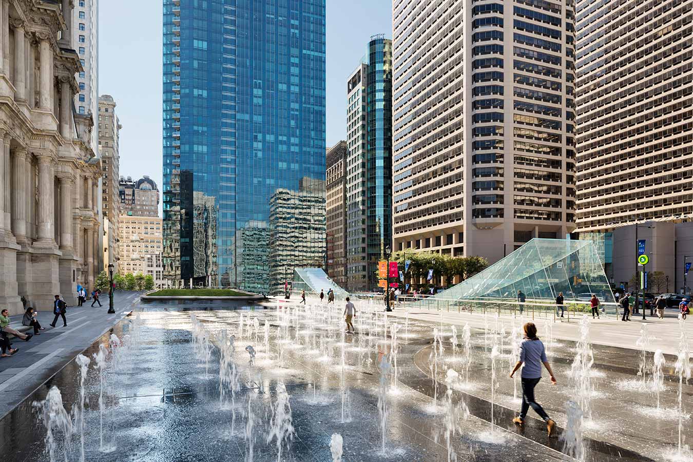 <p>The programmable fountain can be turned partially or completely off, allowing for a broad range of civic and cultural activity, including green markets, concerts, and ice skating in winter. <br><small>&copy; James Ewing Photography</small></p>