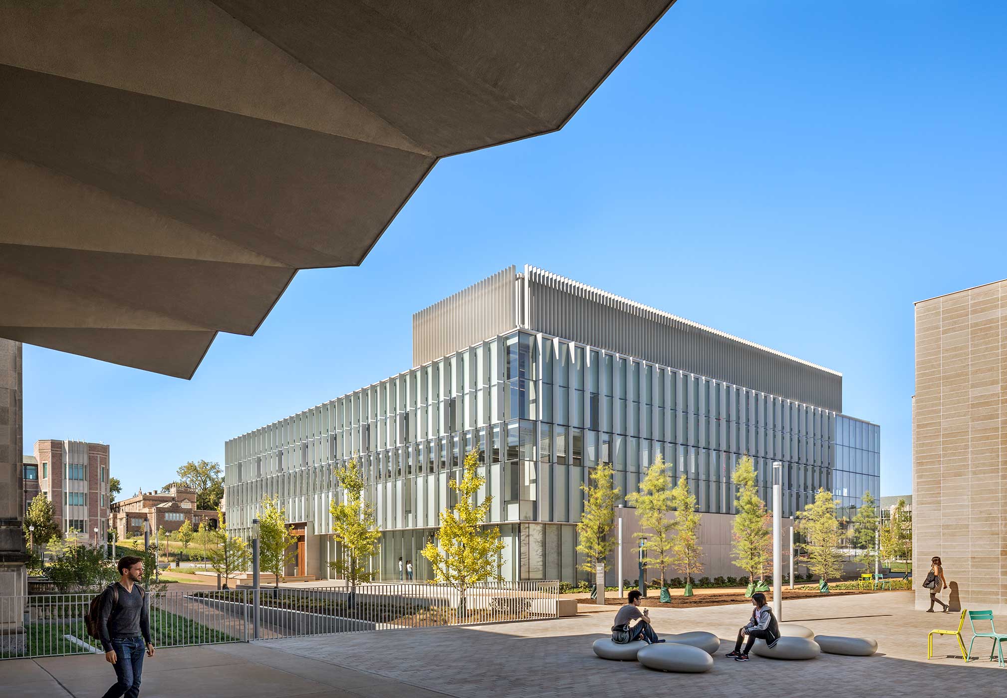 <p>Weil Hall's glass exterior creates a rich dialogue with the color, form, and proportions of five earlier buildings of the Sam Fox School. <br><small>&copy; Peter Aaron</small> </p>