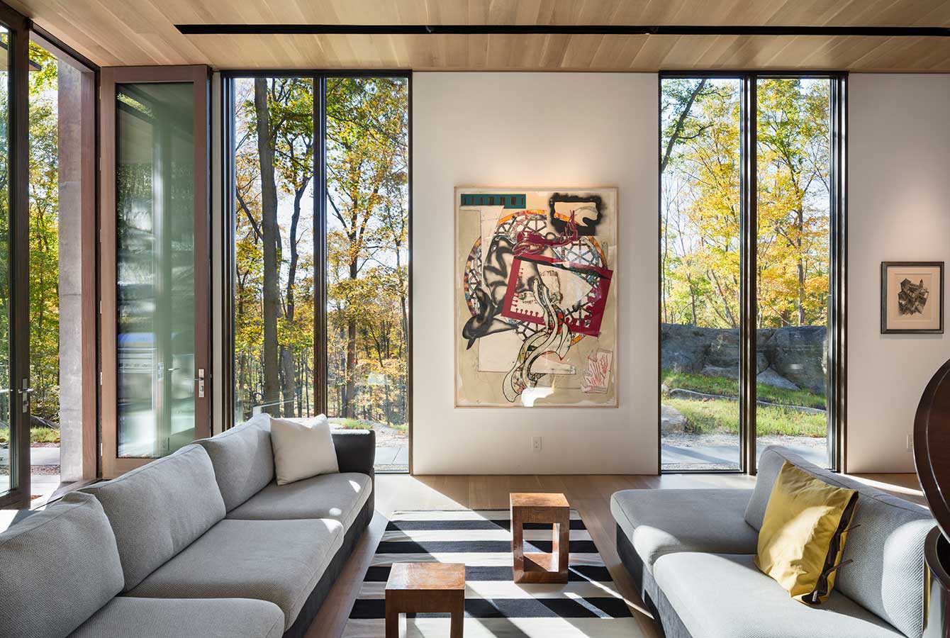 <p>Each window in Pound Ridge House frames a unique view of the rock cliff. <br><small>&copy; Peter Aaron/OTTO</small> </p>