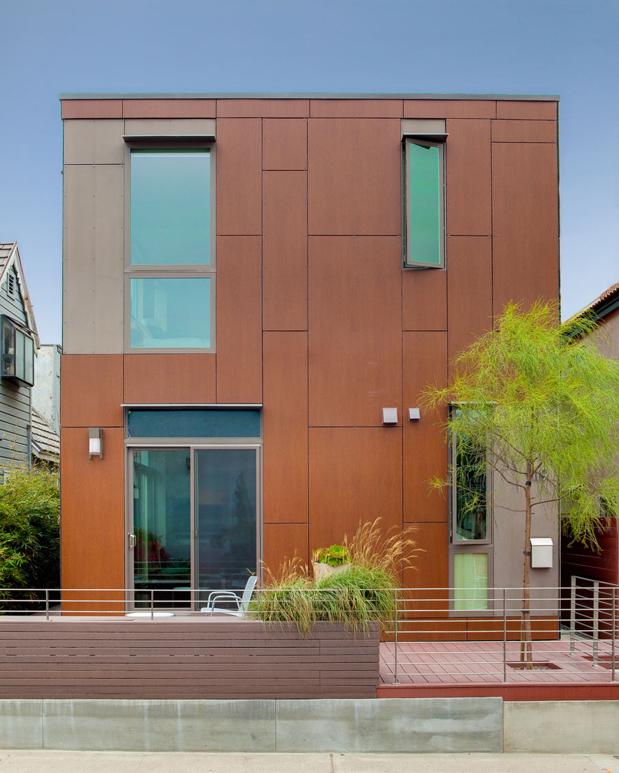 <p>The LEED Platinum-certified KTLH1.5 was built with blown-in insulation, high performance windows, low-flow fixtures, dual-flush toilets, bio-composite wood siding, recycled glass tiles, recycled steel, engineered lumber, mini-duct air distribution, and a central vacuum system. <br><small>&copy; LivingHomes</small></p>