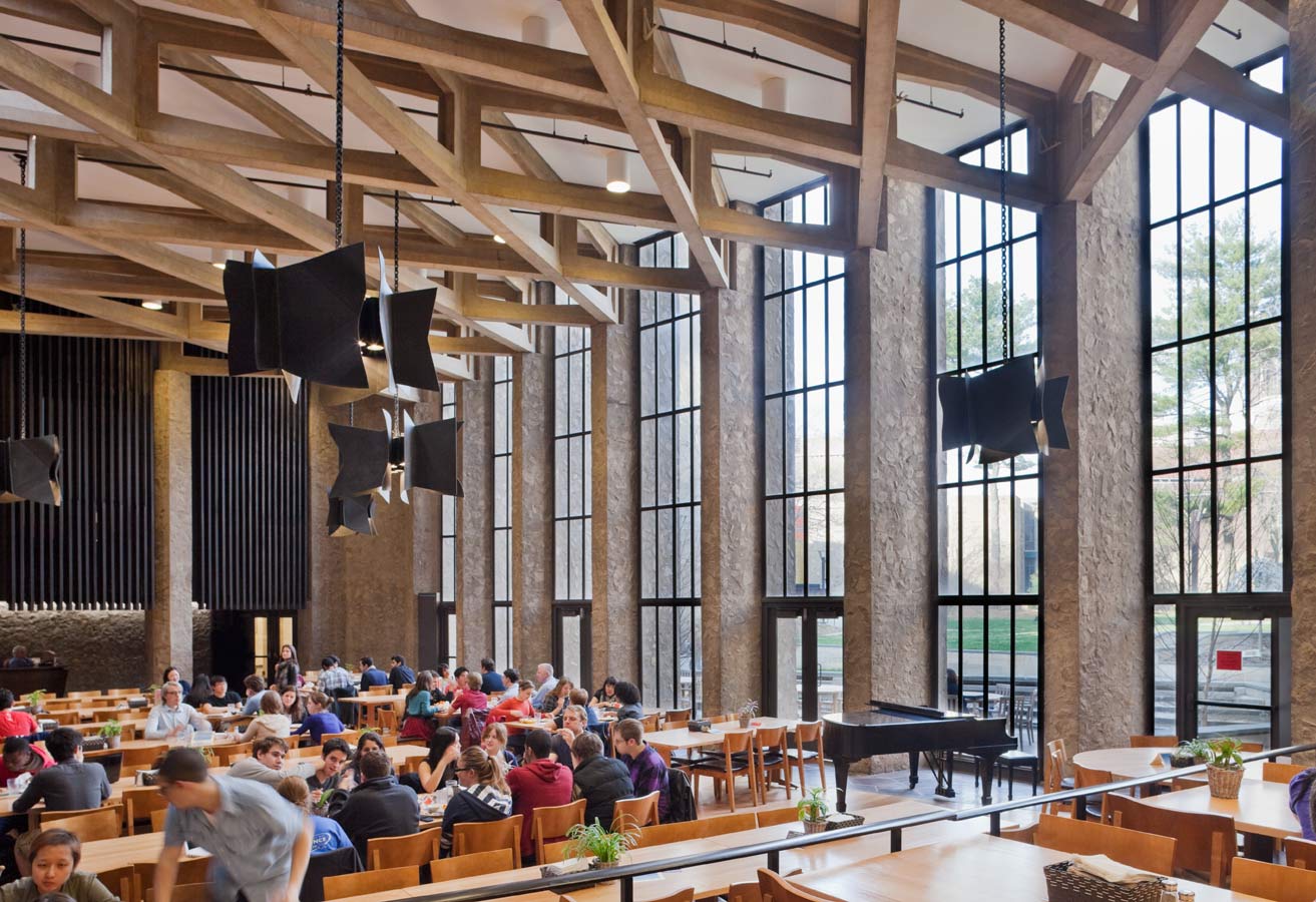 <p>Saarinen's innovative dining halls were restored with subtle acoustical finishes, lighting, restored bronze chandeliers, improved food service areas, and new outdoor dining terraces. Several new sections of wall washers were added to accent the walls. <br><small>&copy; Richard Barnes/OTTO</small></p>