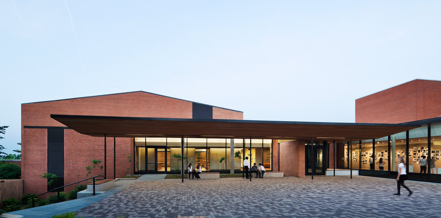 <p>The view from the Meeting House through the entry doors reveals layers of space from the lobby, to the garden, the canopy, and the plaza. The thickness of the façade addition helps filter sound from the outside, preserving the silence of the Meeting House. <br><small>&copy; Michael Moran/OTTO</small></p>