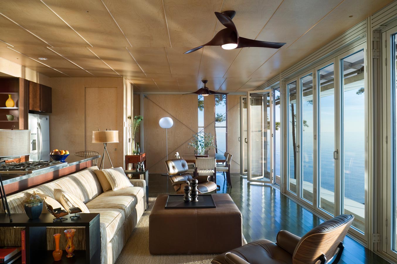 <p>The main living and dining area can allow abundant daylight and seamless views to the bay with the hangar doors fully open. <br><small>&copy; Peter Aaron/OTTO</small></p>