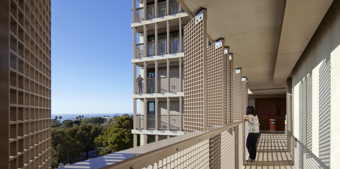 <p>Exterior corridors, connector bridges between buildings, and rooftop terraces offer students views of the ocean to the west and the mountains to the east, taking advantage of the beauty of the natural setting in San Diego. <br><small>&copy; Tim Griffith</small></p>