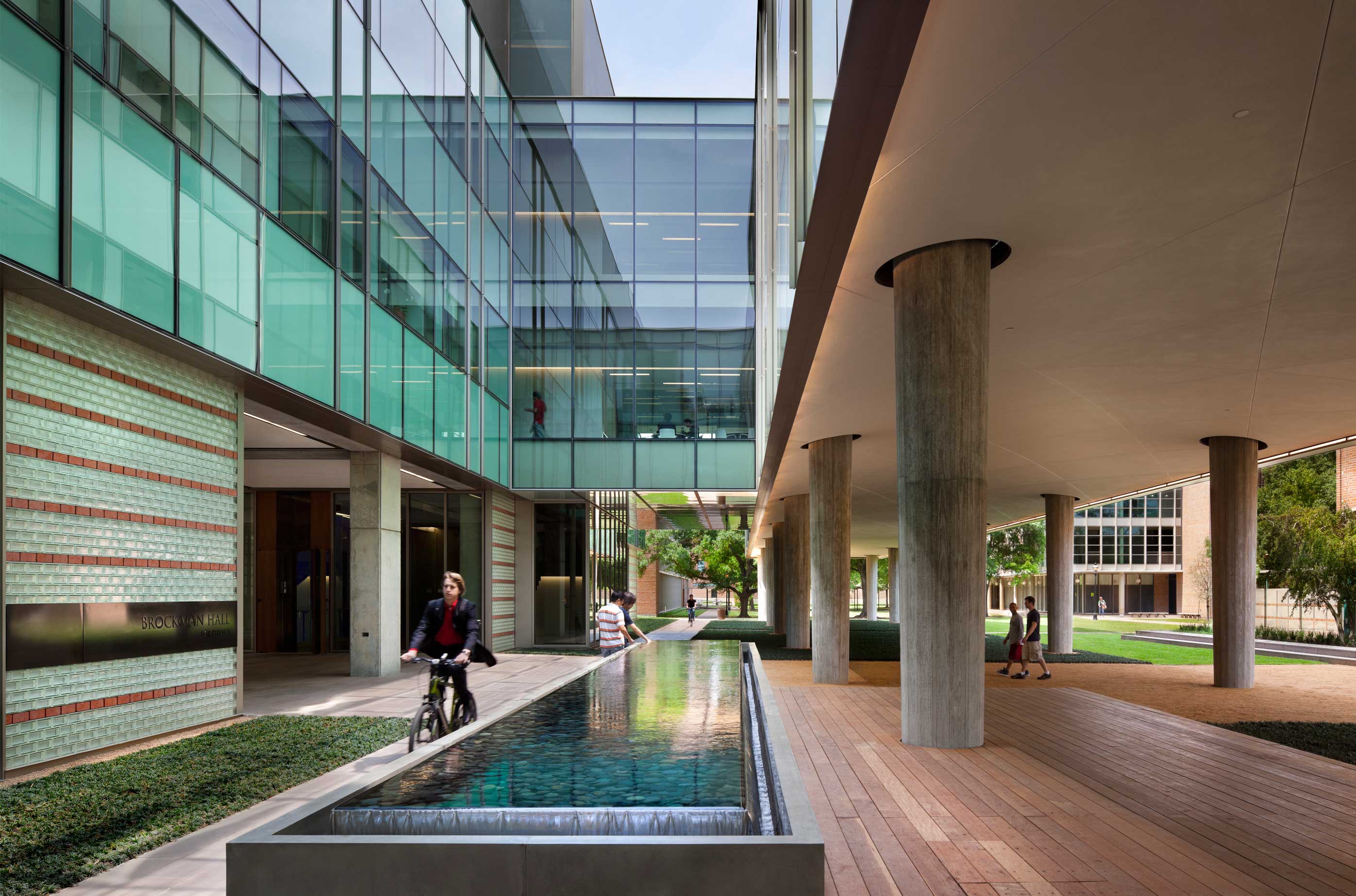 <p>Several outdoor seating areas and a water feature encourage students and faculty members to linger in the shade provided by the buildings. <br><small>&copy; Peter Aaron/OTTO</small></p>