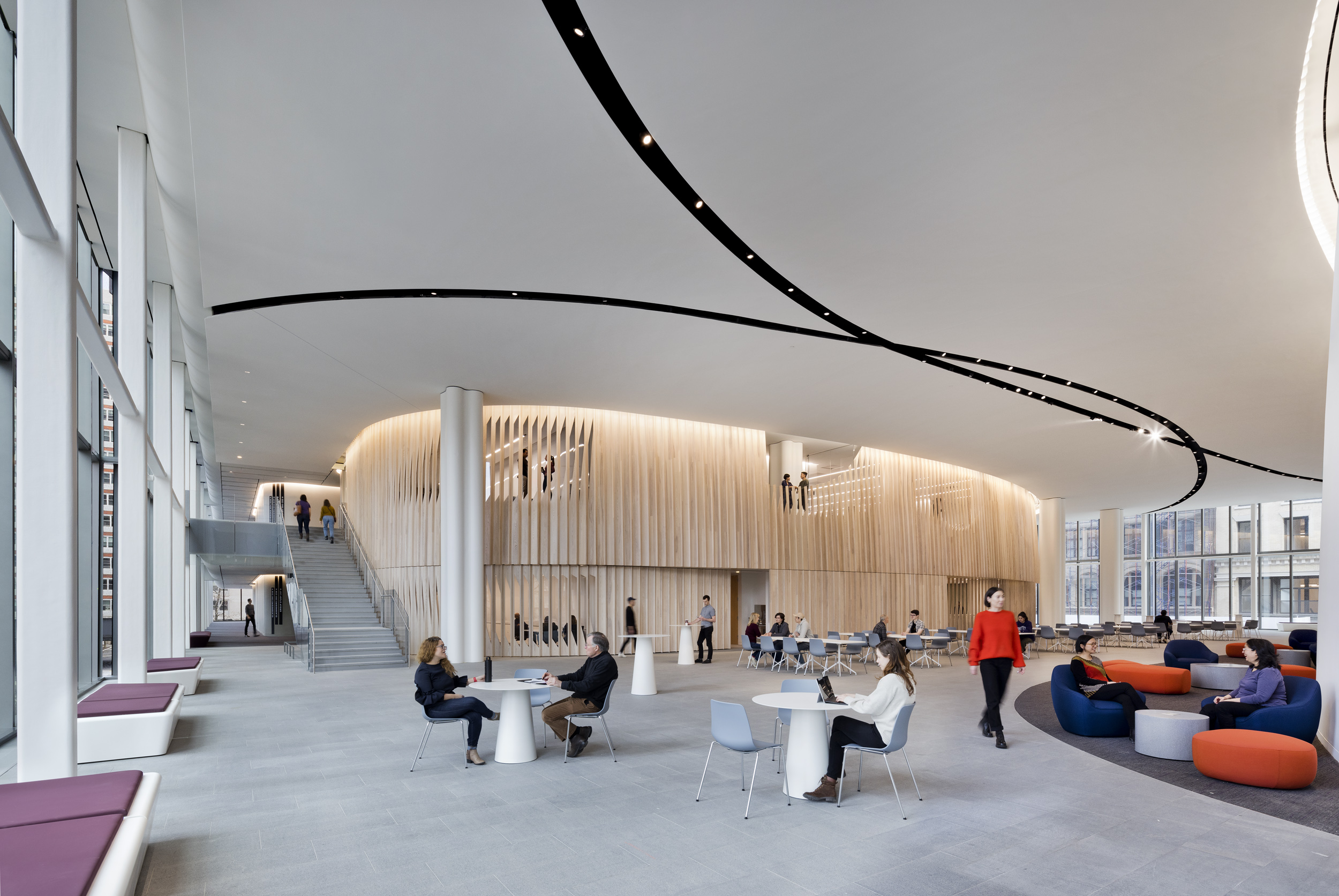 <p>The building is organized into "neighborhoods" connected to an open and expansive commons for collaborative study and meeting space. <small>&copy; Connie Zhou / JBSA</small></p>