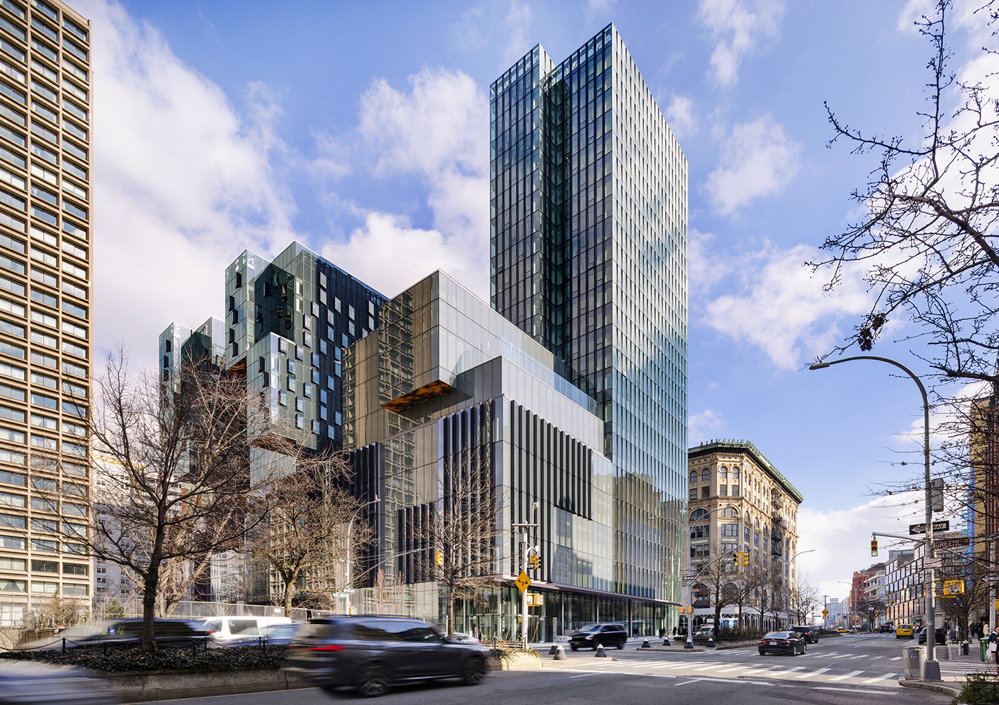 <p>The Paulson Center's transparent facade takes advantage of the building's 360-degree relationship with the neighborhood and lets the building rely primarily on natural light for circulation spaces throughout the day. <small>&copy; Connie Zhou / JBSA </small></p>