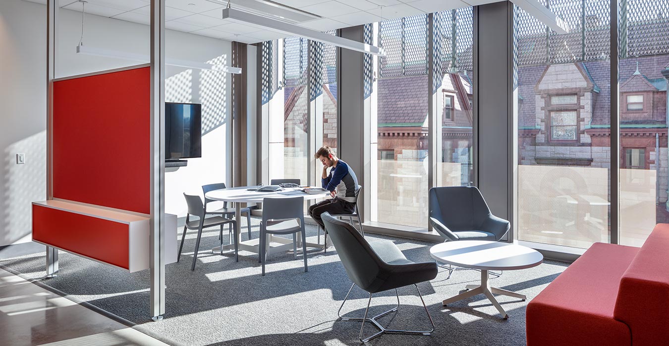 <p>Breakout rooms and lounge areas provide flexible, day-lit spaces for students to work and collaborate. <small>&copy;Warren Jagger</small></p>
