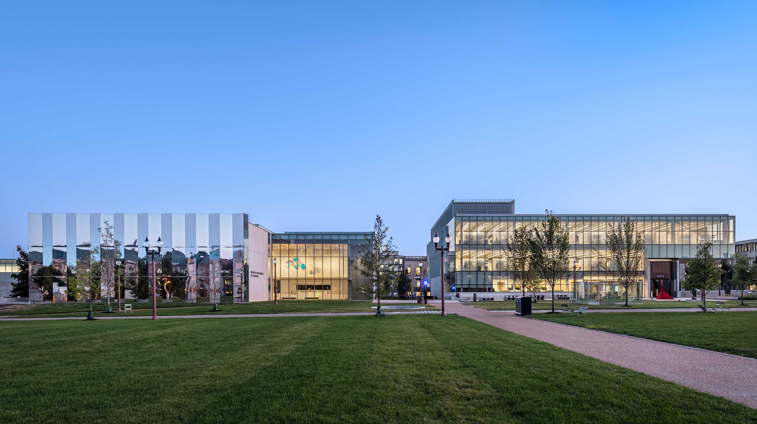 <p>The Kemper Museum expansion (left) and new Weil Hall (right) locate the Sam Fox School's graduate and undergraduate art, architecture, and design programs together and provide new studios, common spaces and daily engagement with a world-class art museum. <br><small>&copy; Peter Aaron</small> </p>