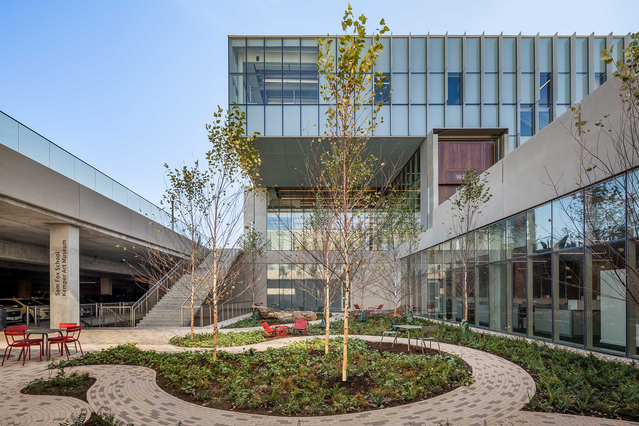 <p>A garden connects the underground parking garage to the Sam Fox School of Design & Visual Art's new Weil Hall and Tisch Park beyond. <br><small>&copy; Peter Aaron</small> </p>