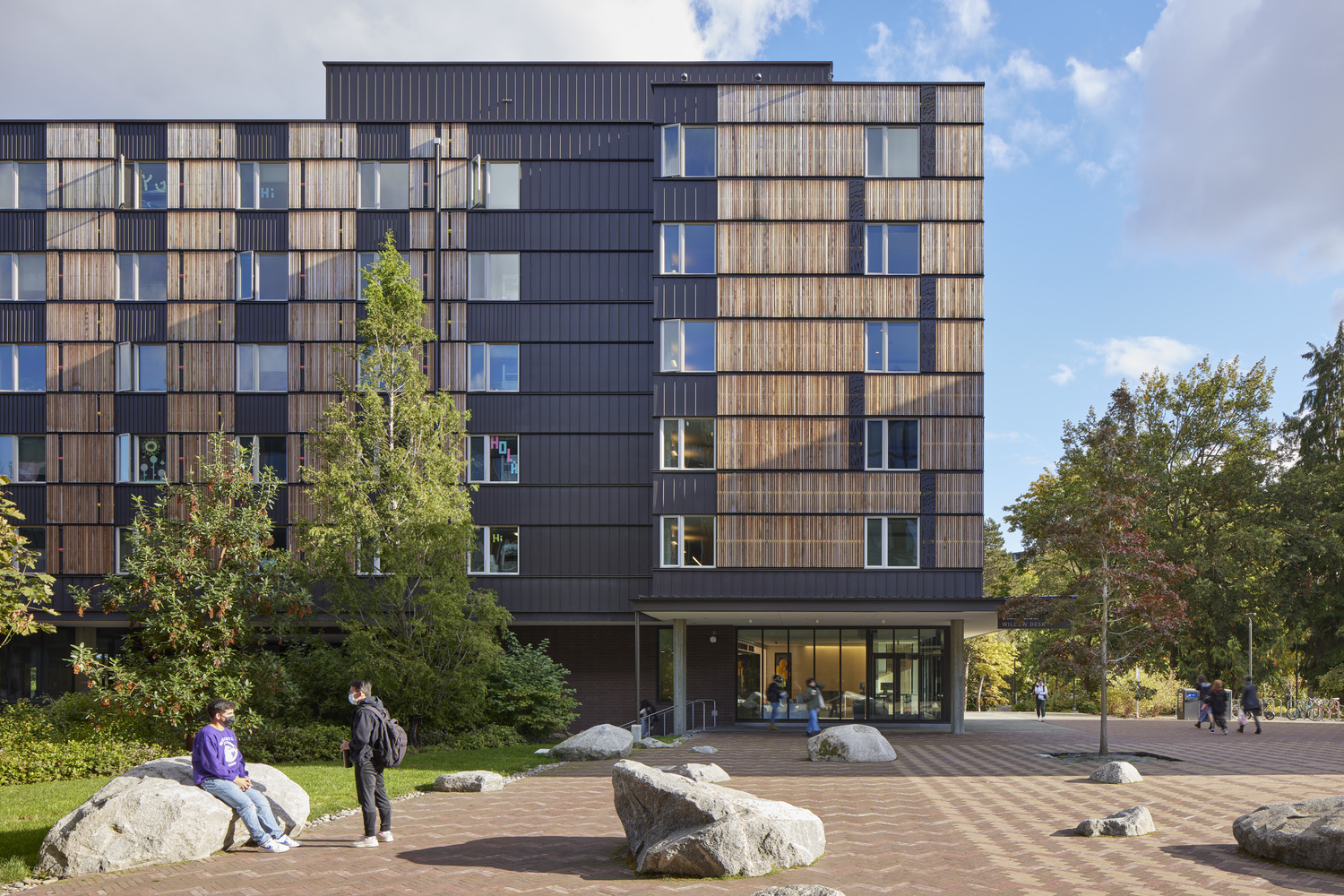 <p>Residences create a vibrant living-learning community for upwards of 2,000 students, fostering engagement and connection through dining, instruction, meeting, and recreation spaces. | <small>&copy; Bruce Damonte</small></p>