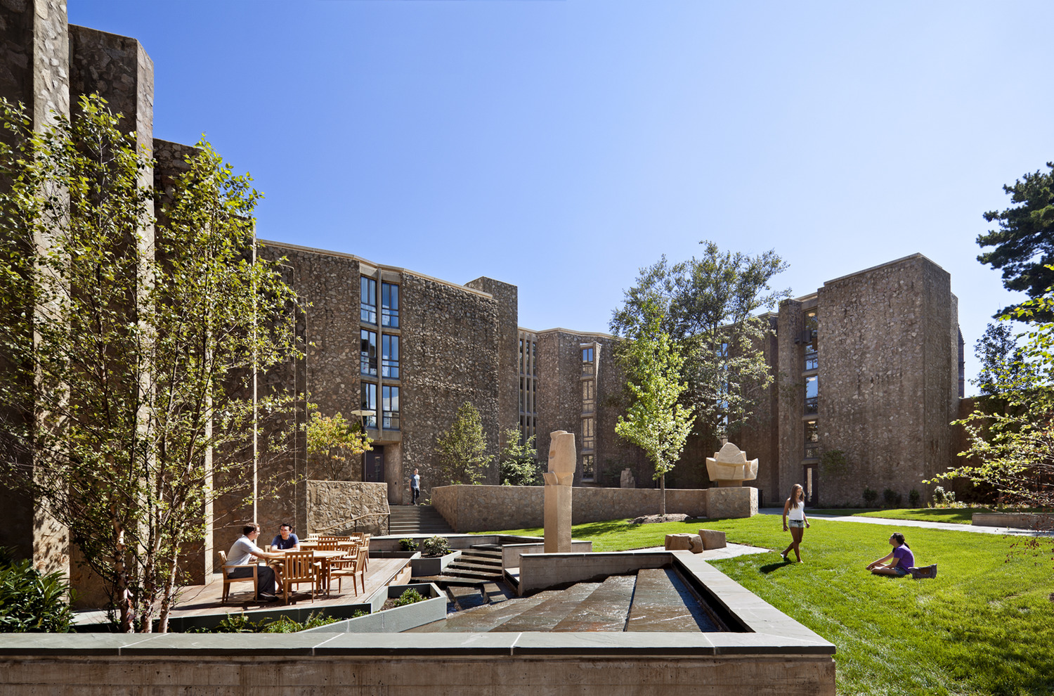 <p>Breathing new life into Saarinen's controversial Colleges at Yale University, the below grade additions have given rise to new green open space for gathering and new infrastructure to manage storm water.  | <small>&copy; Peter Aaron/OTTO</small></p>